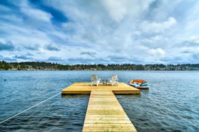 Lakefront Bremerton Vacation Rental with Deck!